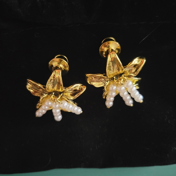 Sassy Jones Gold Pearl Studs - Picture 3 of 5